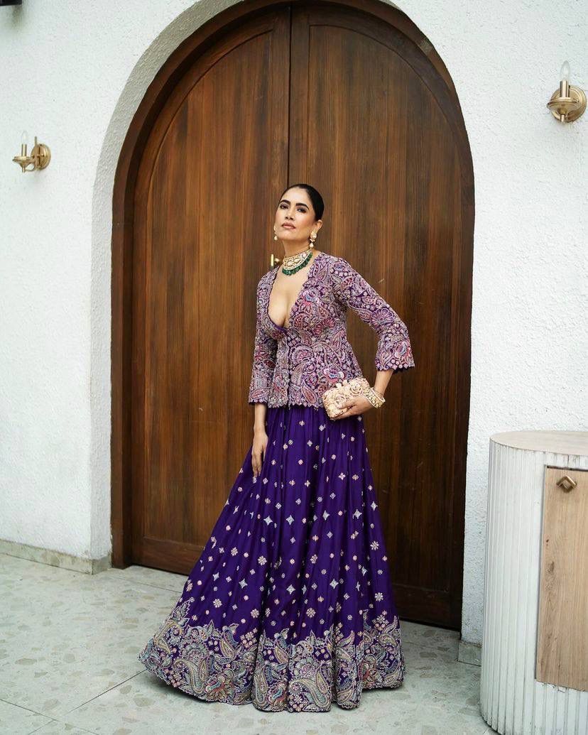 FLORALUNA DESIGNER GOWN WITH KOTI SET IN BEAUTIFUL THREAD EMBROIDERY WORK 💐❤️